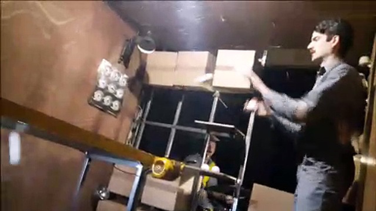 Pakman, jonglage dans un camion, par la compagnie Post uit Hessdalen (Belgique) au festival du cirque Pisteurs d'Etoiles 2019, à Obernai