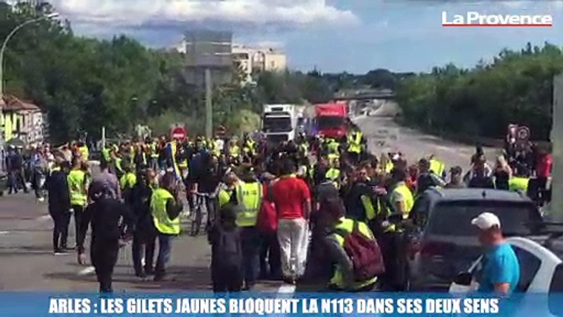 Arles : les Gilets jaunes bloquent la N 113 dans ses deux sens de  circulation - Vidéo Dailymotion