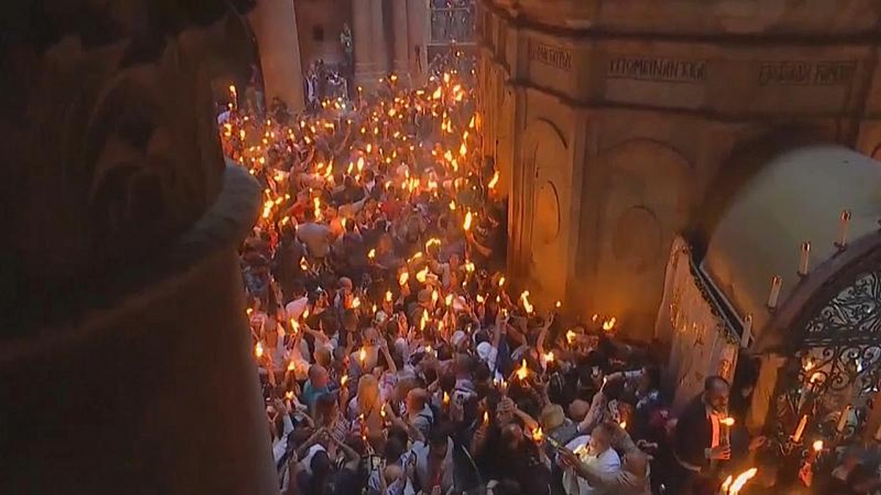 Jerusalem: Orthodoxe Christen empfangen 'Heiliges Feuer'