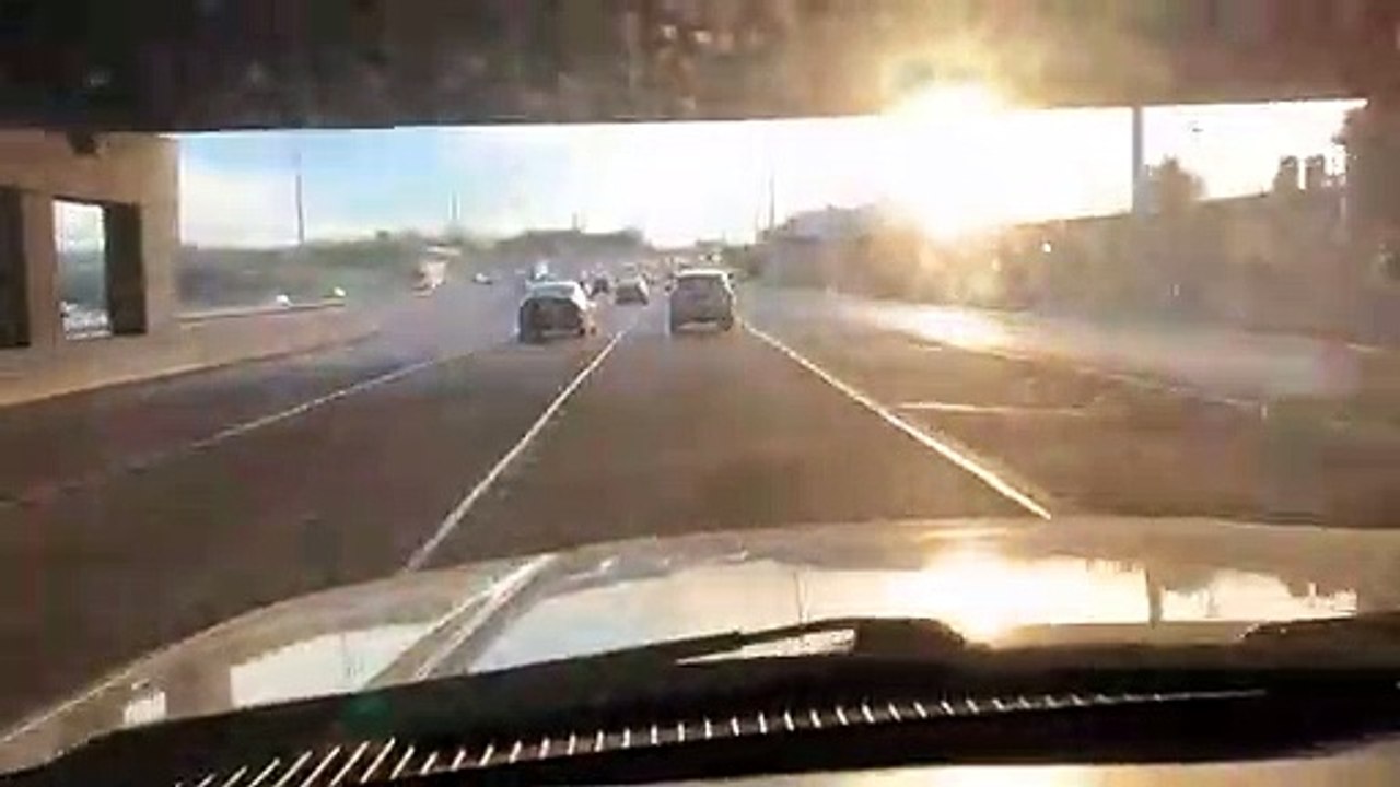 Ivre, ce conducteur retourne sa voiture sur le toit sur une autoroute à Chicago