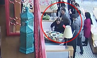 Restoranda panik anları! Garson hemen yanına koştu