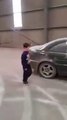 Il laisse son enfant faire du Drift avec sa voiture