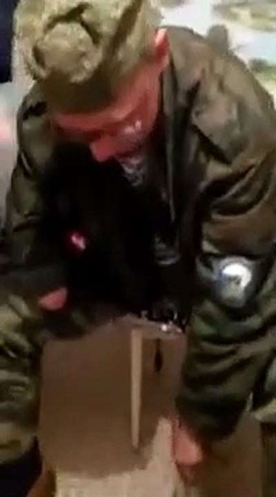 Ce Russe essaie de casser une bouteille en verre avec sa tête et se retrouve avec une belle bosse