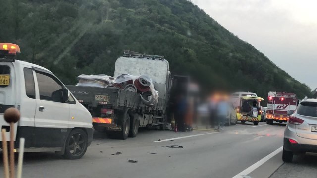 고속도로서 트럭이 승용차 들이받아...1명 부상 / YTN