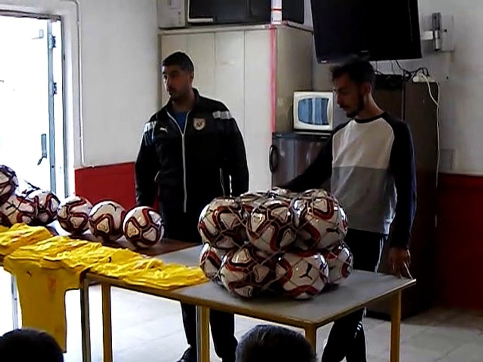 Remise de ballons et maillots aux jeunes joueurs du stage.