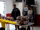 Remise de ballons et maillots aux jeunes joueurs du stage.
