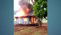 Vídeo de internauta mostra casa sendo consumida pelo fogo