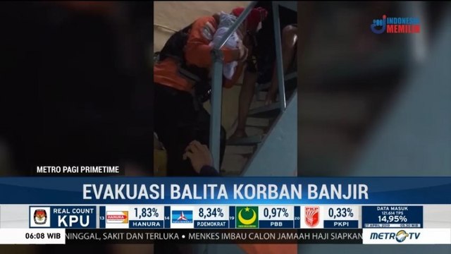 Tim Basarnas Evakuasi Balita yang Terjebak Banjir di Srengseng Sawah