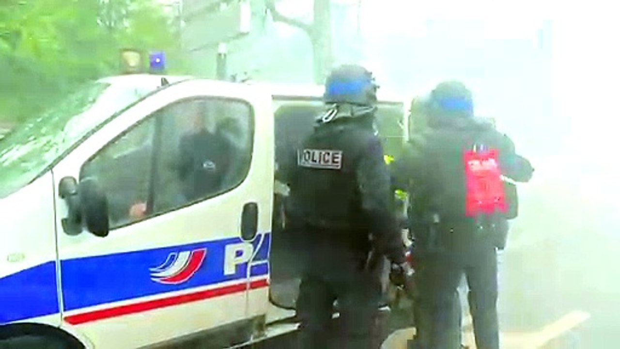 'Gelbwesten' demonstrieren gemeinsam mit Gewerkschaftern