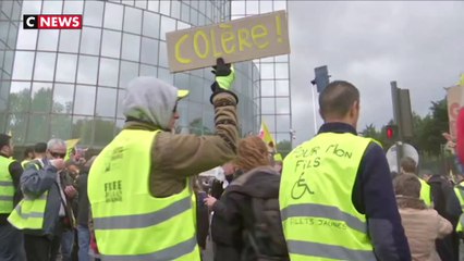 Gilets jaunes : une manifestation à Paris contre le traitement médiatique du mouvement