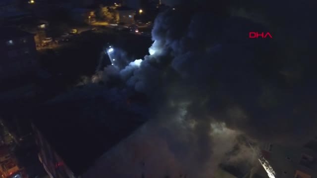 Sultanbeyli'de 4 Katlı Binanın Çatı Katı Alev Alev Yandı