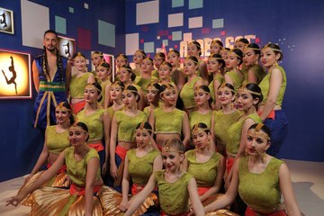 فريق Mayyas يتحول إلى طاووس على المسرح ويشعل الأجواء باستعراضه المبهر