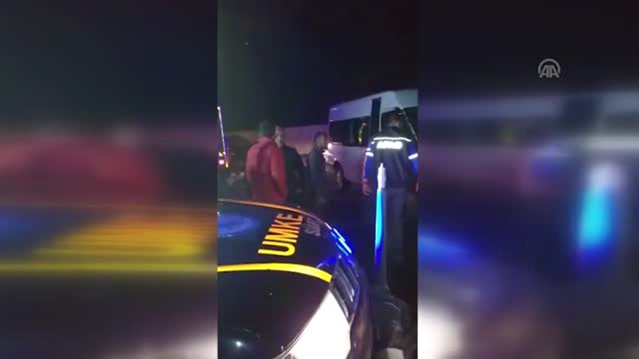 Siirt'te Minibüs ile Ticari Taksi Çarpıştı: 8 Yaralı