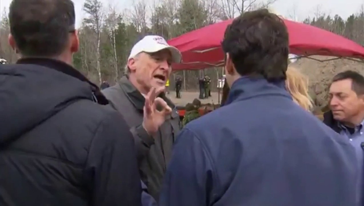 Le premier ministre Justin Trudeau a été apostrophé par un bénévole mécontent samedi lors d’une visite dans une zone affectée par les inondations