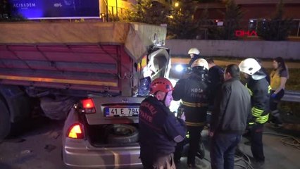 İzmit Otomobil Emniyet Şeridindeki Tır'ın Altına Girdi: 2 Ölü