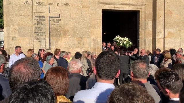 Los féretros de los dos jóvenes gallegos fallecidos en Sri Lanka saliendo de la iglesia
