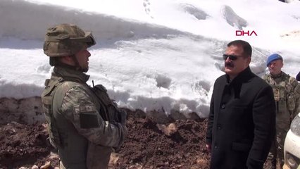 Hakkari Vali Akbıyık, Sınırdaki Askeri Üs Bölgeleri Ziyaret Etti