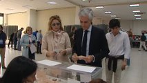 Adolfo Suárez Illana vota en La Moraleja y anima a la participación