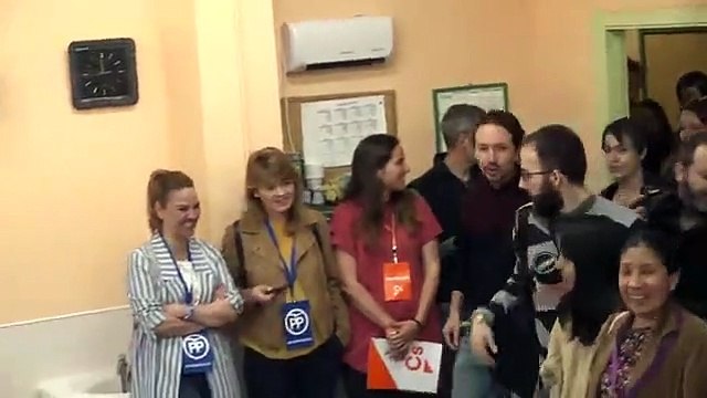 Pablo Iglesias vota en un colegio de Galapagar