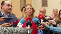 Cayetano Álvarez atiende a los medios en el centro de votación de las Salesianes de Sarrià
