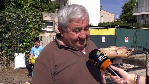 Πάσχα στις γειτονιές της Λαμίας - Έψησαν οικογενειακά τον παραδοσιακό οβελία