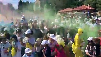 La Color’Istres vient de s’achever sous une explosion de couleurs sur l’esplanade de l’étang de l’Olivier !