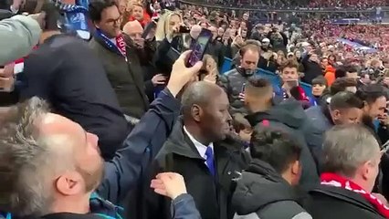 Football - Coupe de France - Neymar s'en prend à un supporter qui lui suggère d'apprendre à jouer au foot