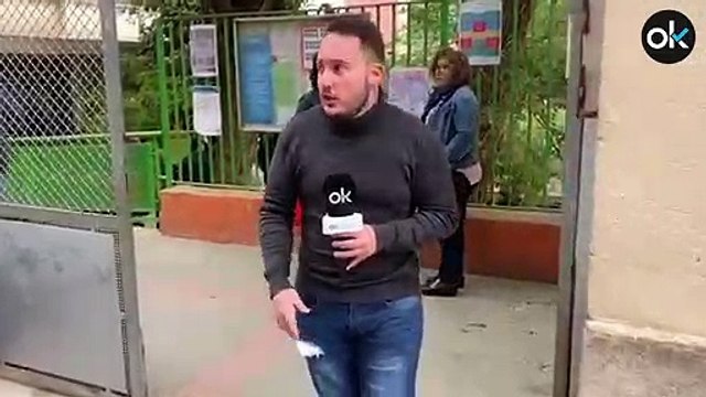Lazos amarillos en las puertas de los colegios electorales en Cataluña