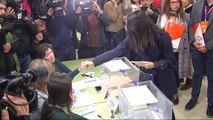 Arrimadas vota tras negarle el saludo un miembro de su mesa electoral