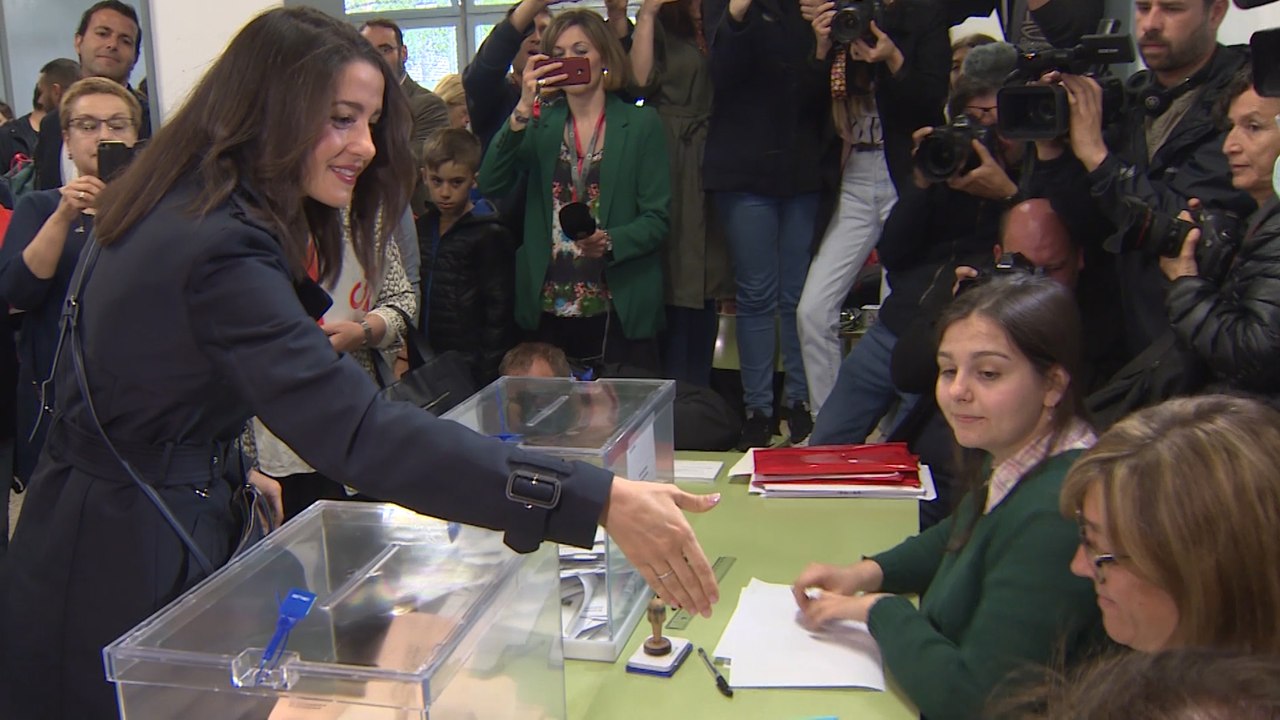 Una integrante de la mesa electoral niega el saludo a Arrimadas