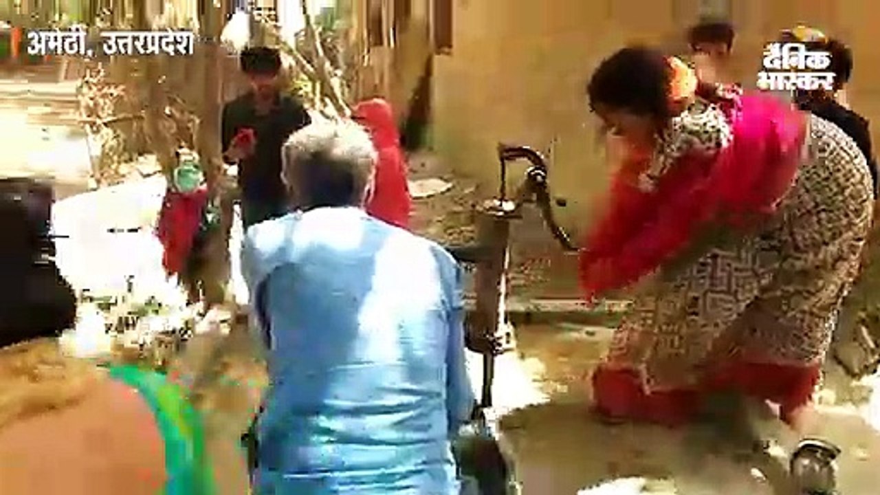 जलती गेहूं की फसल बुझाने दौड़ीं स्मृति ईरानी