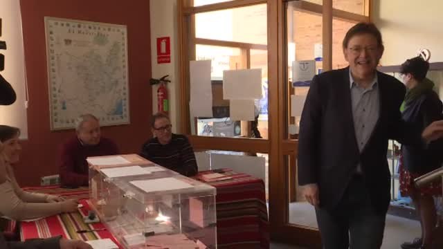 Ximo Puig ejerce su derecho a voto en Morella