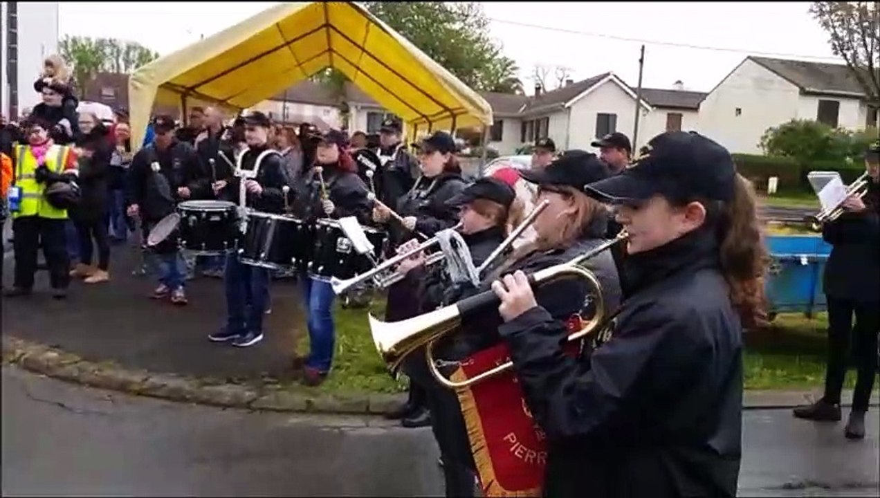 "Une rose, un espoir" : l'arrivée  en fanfare des motards  à  Pierrepont