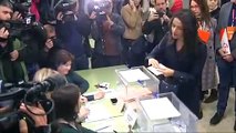 Enfrentamiento entre la prensa y un apoderado de VOX antes de la votación de Pedro Sánchez