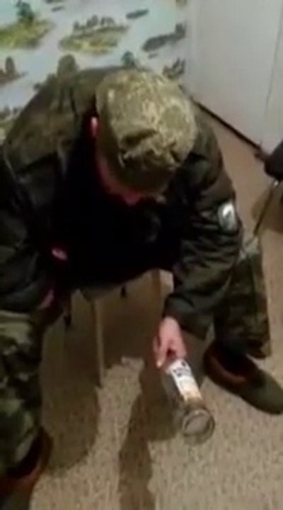 Ivre, un Russe essaie de se casser une bouteille en verre sur la tête