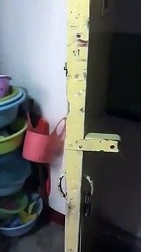 Cette porte bouge toute seule