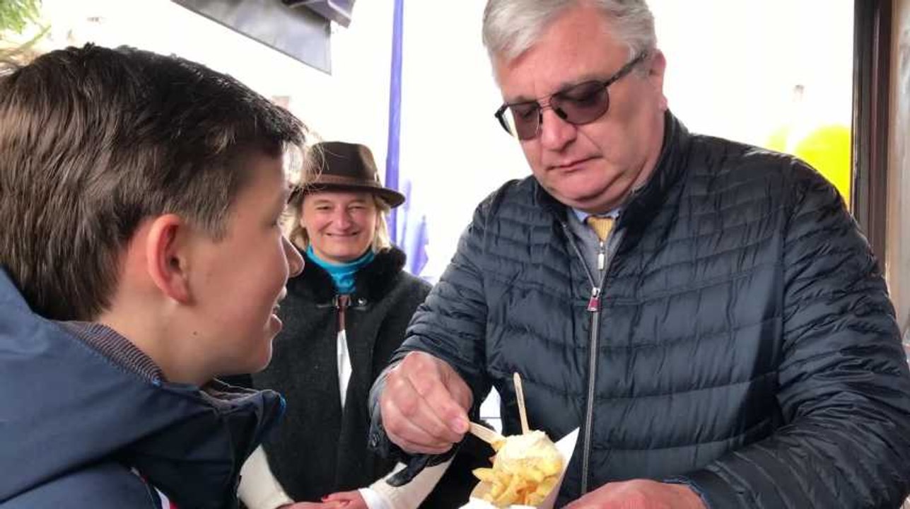 Le prince Laurent mange des frites à Waterloo pour les 60 ans de la friterie de Joli-Bois