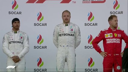 الفائزون الثلاثة على منصة التتويج بسباق فورمولا 1 بحلبة أذربيجان