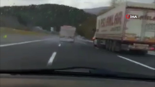 Lastiği patlayan kamyon seyir halindeyken alev topuna döndü