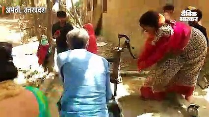 प्रचार छोड़कर फसल में लगी आग बुझाने पहुंचीं स्मृति