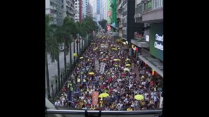 Des milliers de personnes manifestent dans les rues de Hong Kong contre un projet de loi du gouvernement local