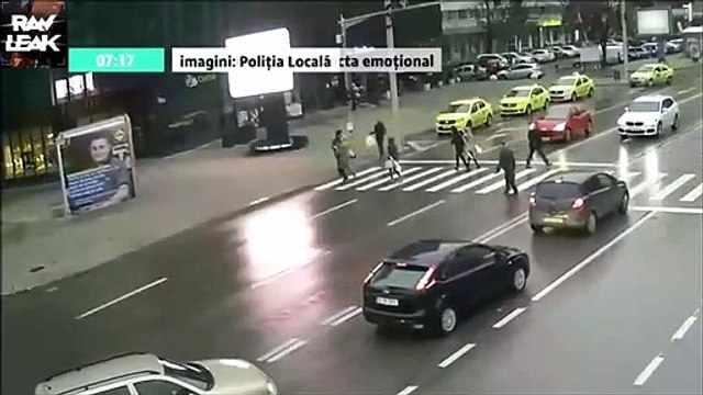 Ce piéton se prend un panneau publicitaire emporté par le vent en pleine face... Douloureux