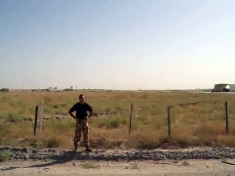 Un soldat frôlé par un avion qui vole en rase motte... Incroyable