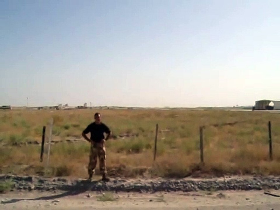 Un soldat frôlé par un avion qui vole en rase motte... Incroyable
