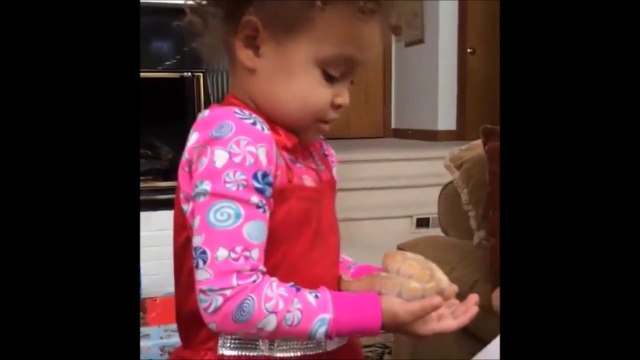 Ce papa pose un vrai serpent dans la main de sa fille en lui faisant croire que c'est un faux