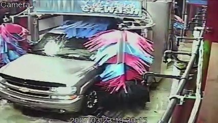 Mauvaise idée de la journée : ouvrir sa portière dans un carwash