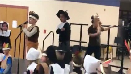 La réaction de cet enfant quand sa prof lui enlève le micro : mythique