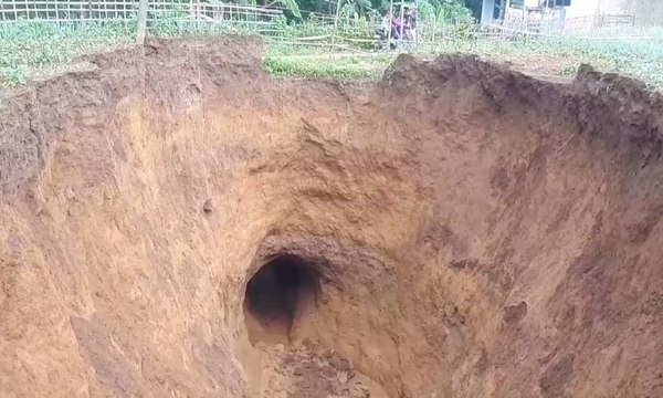 Lubang Raksasa Misterius Muncul di Sukabumi