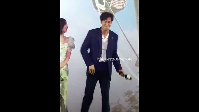 Lee Kwang Soo và phản ứng ngại ngùng trước sự nồng nhiệt của fans Việt