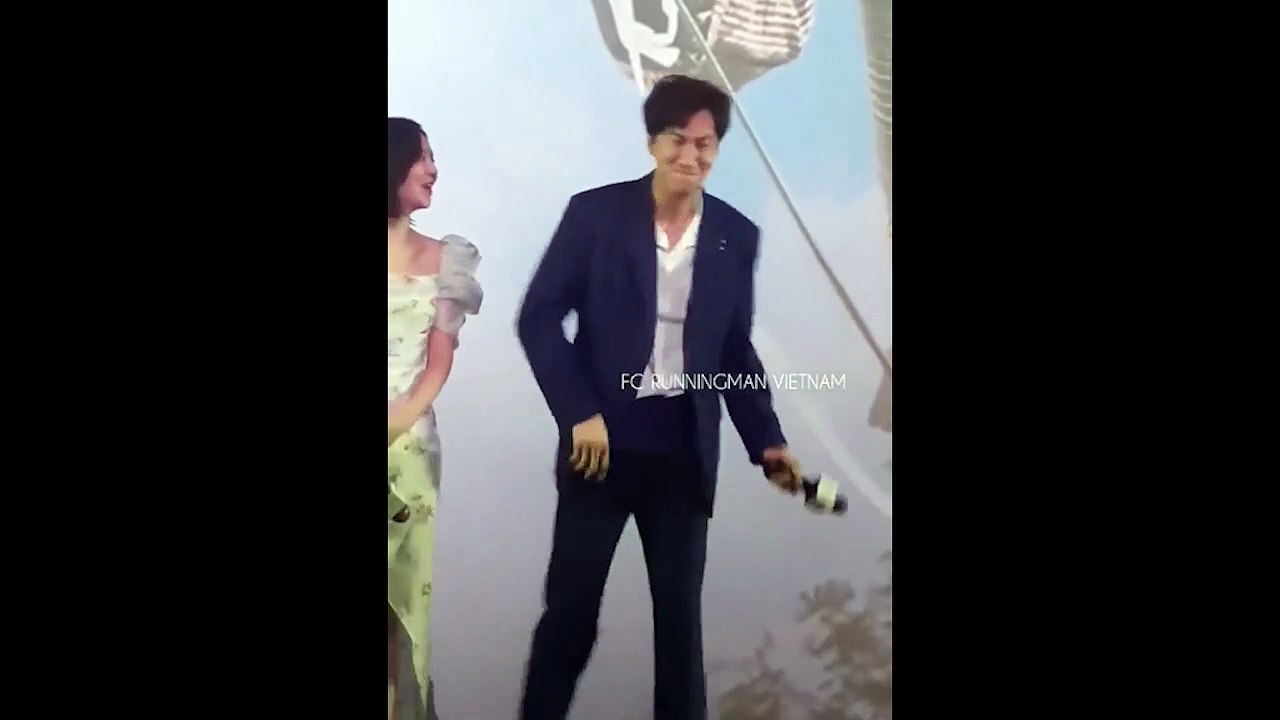 Lee Kwang Soo và phản ứng ngại ngùng trước sự nồng nhiệt của fans Việt